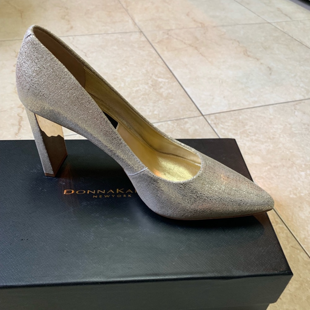 Donna Karan Gold Pump size 8 in Metallic leather